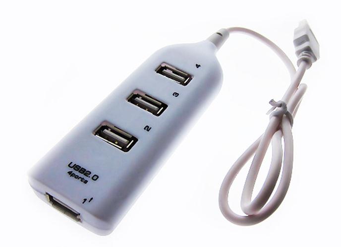 Micro-USB si collega al gadget touch, USB a sinistra attraverso l'adattatore è collegato alla rete, e a destra è inserita l'unità flash