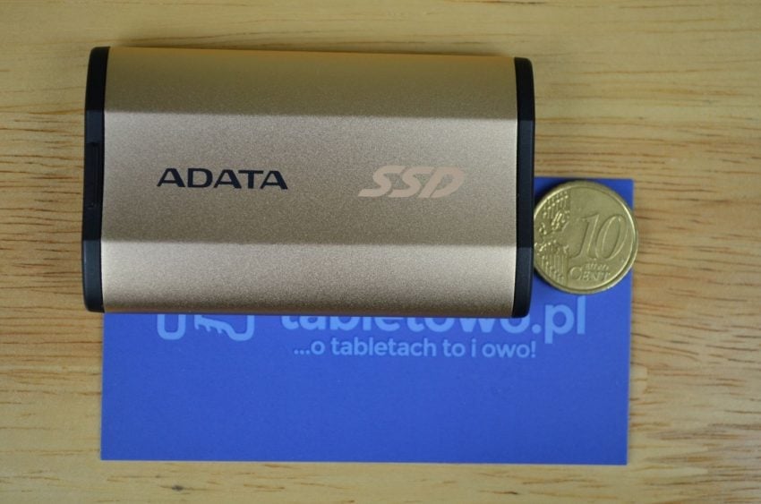 Меньше, чем платежная карта или визитная карточка, и не намного больше, чем спичечный комплект - это один из самых маленьких внешних SSD, доступных на рынке, и, конечно, самый маленький из всех, с которыми мне приходилось иметь дело