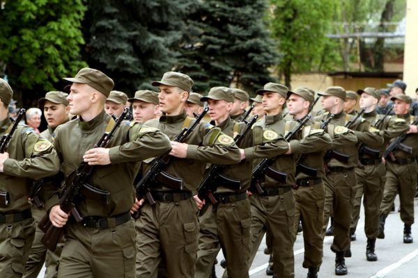 Порошенко подписал закон, позволяющий повысить мотивацию граждан к прохождению военной службы